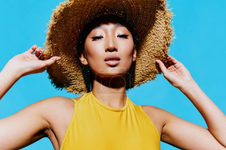 Téléchargez les photos : Femme élégante brunette excité choqué maillot de bain portrait de maquillage jolie beauté d'été style de vie chapeau sourire wow fond studio jaune mode à la mode - en image libre de droit
