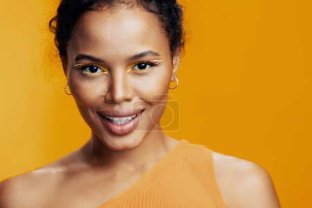 Téléchargez les photos : Femme noir espace cosmétique beau portrait créatif beauté modèle copier peau coloré maquillage visage jaune studio africain cosmétologie mode sourire style - en image libre de droit