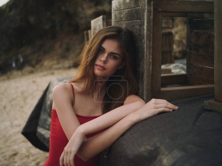 Téléchargez les photos : Jeune femme avec un portrait triste sur la plage lors d'un voyage vacances d'été en mer. Photo de haute qualité - en image libre de droit