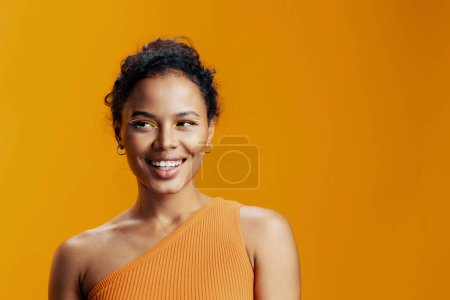 Foto de Mujer sonrisa belleza étnica hermoso negro cosmetología estudio piel maquillaje cara colorido copia amarillo estilo retrato rosa espacio africano modelo moda cosmética creativo - Imagen libre de derechos