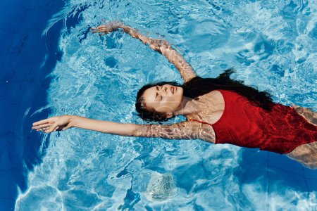 Téléchargez les photos : Femme jolie jeune corps vacances eau été spa sport nager style de vie bleu sous marin beauté loisirs piscine vacances femme personne - en image libre de droit