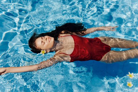 Téléchargez les photos : Femme beauté eau bleu personne femelle bikini piscine style de vie caucasien sous-marin jolie loisirs corps maillot de bain humide nager jeune vacances mer vacances été loisirs - en image libre de droit