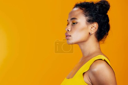 Téléchargez les photos : Femme sourire peau cosmétologie copie maquillage cosmétique visage studio beauté beau coloré noir mannequin style africain jaune portrait espace créatif - en image libre de droit