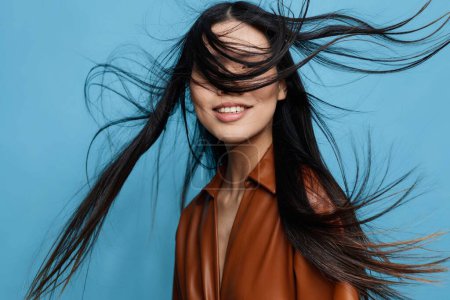 Téléchargez les photos : Dame femme portrait cheveux joie japonais mignon heureux longue mode sourire studio fille asiatique bleu attrayant confiant fond style de vie beauté à la mode - en image libre de droit