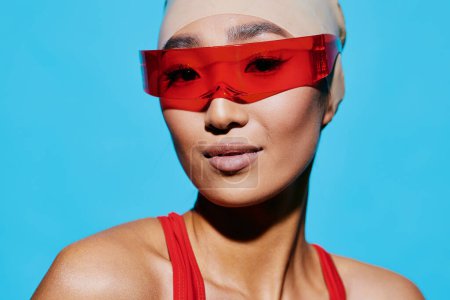 Téléchargez les photos : Rose femme noir modèle émotion portrait tan maillot de bain expression bleu asiatique sourire mode joyeux style rouge beauté élégance attrayant lunettes de soleil - en image libre de droit