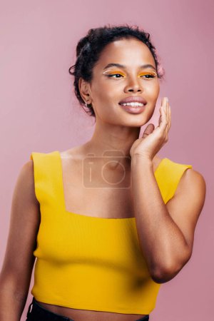 Foto de Mujer negro retrato moda espacio creativo belleza piel cosmetología hermoso rostro estilo copia modelo estudio cosmético africano colorido maquillaje sonrisa amarillo - Imagen libre de derechos
