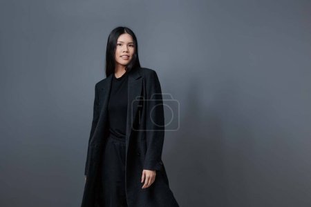 Téléchargez les photos : Beauté femme brunette tendance asiatique manteau mode beau modèle automne gris style de vie fille vêtements sourire cheveux studio portrait - en image libre de droit