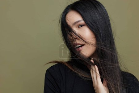 Téléchargez les photos : Femme fille salon beauté féminité beau glamour long attrayant visage cheveux japonais modèle portrait noir mignon mode élégance coréen cosmétique cheveux asiatique - en image libre de droit