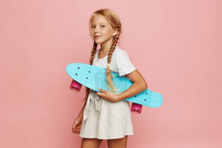 Téléchargez les photos : Moments joyeux : Capturer les aventures de l'enfance des filles patineuses - en image libre de droit