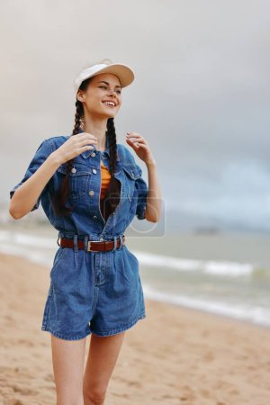 Téléchargez les photos : Summer Bliss : Jolie femme caucasienne profitant de vacances tropicales à la plage avec un style attrayant et un esprit libre - en image libre de droit