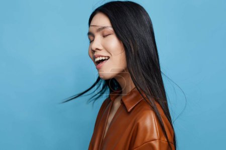 Téléchargez les photos : Femme heureux attrayant japonais studio style de vie à la mode confiant portrait bleu mignon visage beauté cheveux mode entreprise joie dame fille joyeux coréen long fond sourire asiatique - en image libre de droit