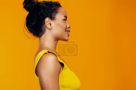 Téléchargez les photos : Espace femme studio style ethnique cosmétologie beauté coloré belle peau visage créatif oeil sourire modèle noir portrait jaune cosmétique africain rose maquillage copie de mode - en image libre de droit