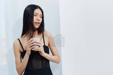 Téléchargez les photos : Femme modèle noir mode belle coréenne longue féminité glamour portrait élégance blanc visage beauté asiatique cheveux fille attrayant salon sexy cheveux mignon cosmétique - en image libre de droit