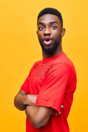 Téléchargez les photos : Américain homme américain confiant copie dents coloré afro guy posant sourire portrait rouge orange noir positif élégant expression espace mode arrière-plan branché studio africain - en image libre de droit