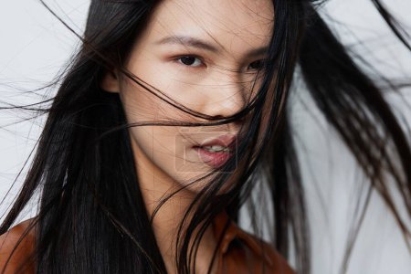 Téléchargez les photos : Femme beau portrait élégance salon attrayant fille cheveux coréen mignon modèle féminité noir asiatique cosmétique longue mode visage beauté cheveux beige glamour - en image libre de droit