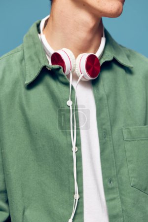 Téléchargez les photos : Jeune homme élégant avec écouteurs - en image libre de droit