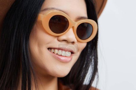 Foto de Mujer retrato cabello beige peluquería belleza lindo asiático negro moda cara modelo hermoso vacaciones glamour gafas de sol viaje feminidad cosmética estilo de vida sombrero atractivo - Imagen libre de derechos