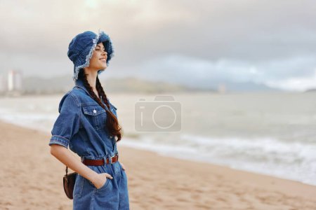 Téléchargez les photos : Jeune modèle féminin profitant de vacances ensoleillées à la plage : beauté et style dans le paysage marin serein - en image libre de droit