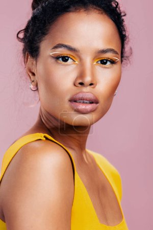Foto de Mujer hermoso estudio sonrisa belleza copia cosmetología moda modelo rosa estilo cara retrato colorido negro africano piel cosmética creativo amarillo maquillaje espacio - Imagen libre de derechos