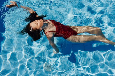 Téléchargez les photos : Humide femme nager eau été fitness femelle jeune maillot de bain personne style de vie sport piscine beauté corps joli bleu bikini vacances - en image libre de droit