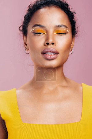Téléchargez les photos : Belle femme jaune espace coloré visage sourire beauté africaine noir studio rose portrait style maquillage peau créative cosmétique mode cosmétologie modèle copie - en image libre de droit
