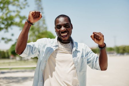 Foto de Expresión hombre africano atractivo alegre sonrisa cara felicidad americano retrato hombre feliz guapo estilo de vida negro joven chico adulto éxito buscando - Imagen libre de derechos