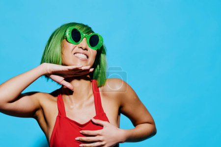 Foto de Mujer peluca belleza traje de baño sonrisa gafas de sol feliz dama emoción sorprendida retrato pelo retro moda verano asiático boca estilo joven sorprendido moda femenina - Imagen libre de derechos