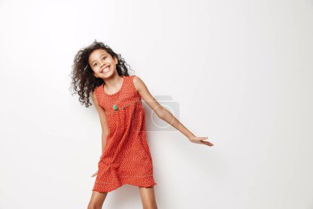 Foto de Una mujer poco fondo retrato vestido femenino pequeña niña adorable niñez niños pequeños linda belleza chica encantadora cabellos persona moda - Imagen libre de derechos