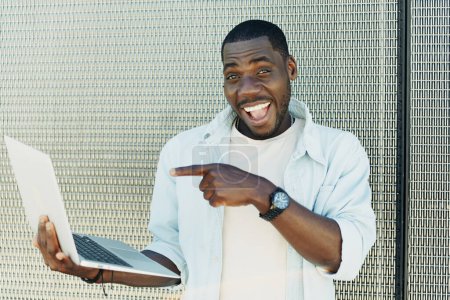 Téléchargez les photos : Bel homme afro noir bonheur à la mode gars visage adulte gai personne sourire mâle un Africain à la recherche jeune portrait heureux américain attrayant style de vie décontracté - en image libre de droit