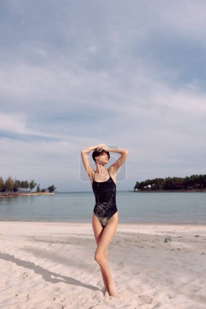 Foto de Elegancia de verano: Hermosa mujer en bikini Relajándose en una playa tropical - Imagen libre de derechos