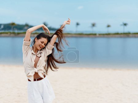 Foto de Belleza de verano: Mujeres jóvenes en la playa tropical, disfrutando del sol, la arena y el mar - Imagen libre de derechos