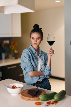 Téléchargez les photos : Femme seule, profiter du vin seul dans une maison élégante, vivre la tristesse et la dépression - en image libre de droit
