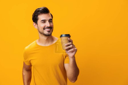 Téléchargez les photos : Mode homme espace thé tasse sourire chaud énergie studio papier boisson copie étudiant hipster café rose heureux t-shirt - en image libre de droit