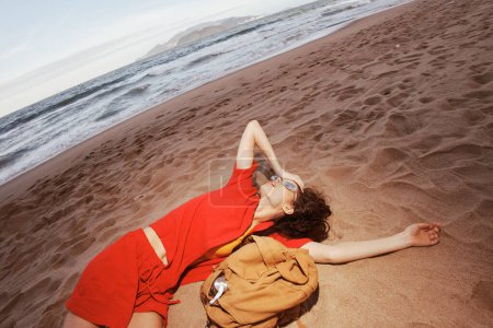 Téléchargez les photos : Beach Wanderlust : Femme voyageuse, joyeuse et détendue, Aventure de randonnée dans le paradis tropical - en image libre de droit