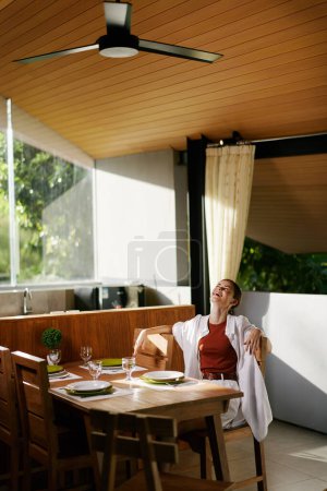 Foto de Cubierta sillas terraza casa hermoso diseño estilo de vida mesa comedor lujoso jardín moderno patio verano interior apartamento casa muebles verdes ventana madera - Imagen libre de derechos