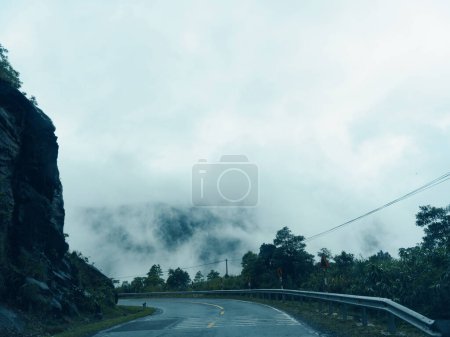 Téléchargez les photos : Voyage à travers les montagnes brumeuses : Natures Tranquille Road Trip in Foggy Wilderness - en image libre de droit