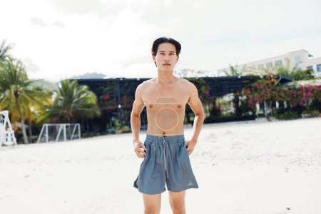 Téléchargez les photos : Happy Asian Man profiter du paradis tropical : vacances à la plage - en image libre de droit