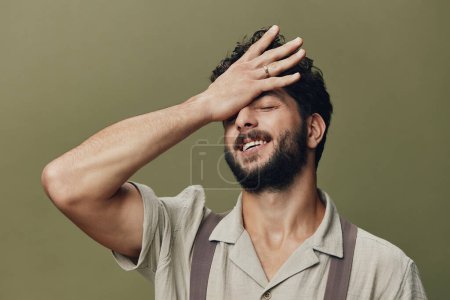 Foto de Hombre estrés modelo expresión joven cara fondo casual emoción caucásico barba cabeza adulto retrato aislado atractivo humano chico persona - Imagen libre de derechos