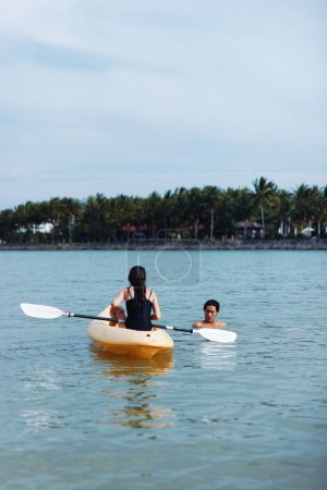 Téléchargez les photos : Coucher de soleil serein : un voyage en kayak aventureux en couple dans un paradis tropical - en image libre de droit