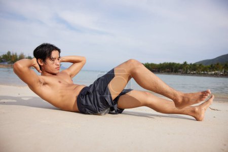 Foto de Atleta asiático muscular disfrutando de Beach Sunset Run en un retrato de estilo de vida saludable - Imagen libre de derechos