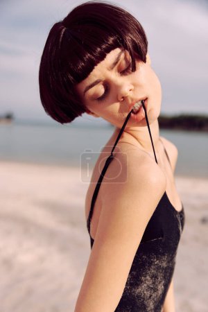 Téléchargez les photos : Élégance estivale : Un beau mannequin jouissant de vacances tropicales sur une plage chaude, portant un bikini sexy. - en image libre de droit