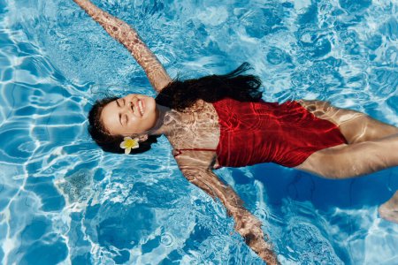 Téléchargez les photos : Femme nager personne nageur sous-marin femmes vacances été beauté sous bikini sport corps fille jeune bleu piscine style de vie eau - en image libre de droit