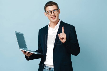 Téléchargez les photos : Technologie homme de travail heureux ordinateur portable succès jeune professionnel ordinateur de bureau portrait arrière-plan personne gars arrière-plan entreprise moderne à la recherche adulte homme blanc homme d'affaires caucasien sourire - en image libre de droit