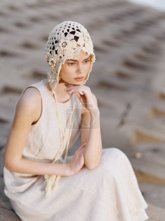 Téléchargez les photos : Portrait à la mode d'une jolie jeune femme : un modèle élégant avec un chapeau et robe d'été posant avec élégance dans un fond blanc - en image libre de droit