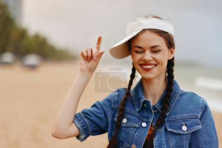 Téléchargez les photos : Joyeuse portrait d'été d'une jeune femme, profiter des vacances à la plage - en image libre de droit