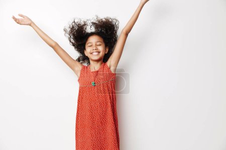 Foto de Pequeña sonrisa alegre dulce retrato bonita persona belleza feliz negro hermoso fondo estilo femenino niñez niña pequeño pelo chica joven lindo - Imagen libre de derechos