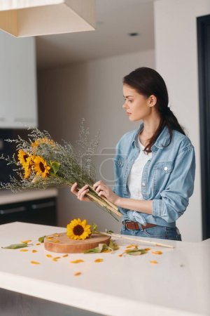 Téléchargez les photos : Femme blanche femme au foyer debout dans une cuisine domestique, Préparer une salade végétarienne saine pour le petit déjeuner - en image libre de droit