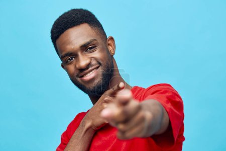 Téléchargez les photos : Homme coloré rouge africaine mode sourire américain souriant afro veste gars élégant tendance noir joie portrait style heureux fond bleu américain visage beige - en image libre de droit