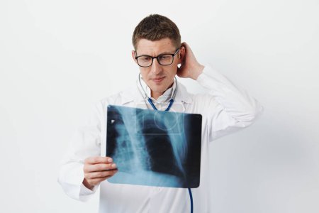 Téléchargez les photos : Homme radiologue médecin pulmonaire médecin homme médecine maladie diagnostic personne santé stéthoscope expertise spécialiste hôpital clinique radiologie rayons X - en image libre de droit