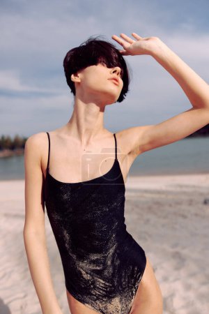 Foto de Belleza besada por el sol: una mujer morena impresionante en un bikini de moda, disfrutando del verano caliente en una playa tropical. - Imagen libre de derechos
